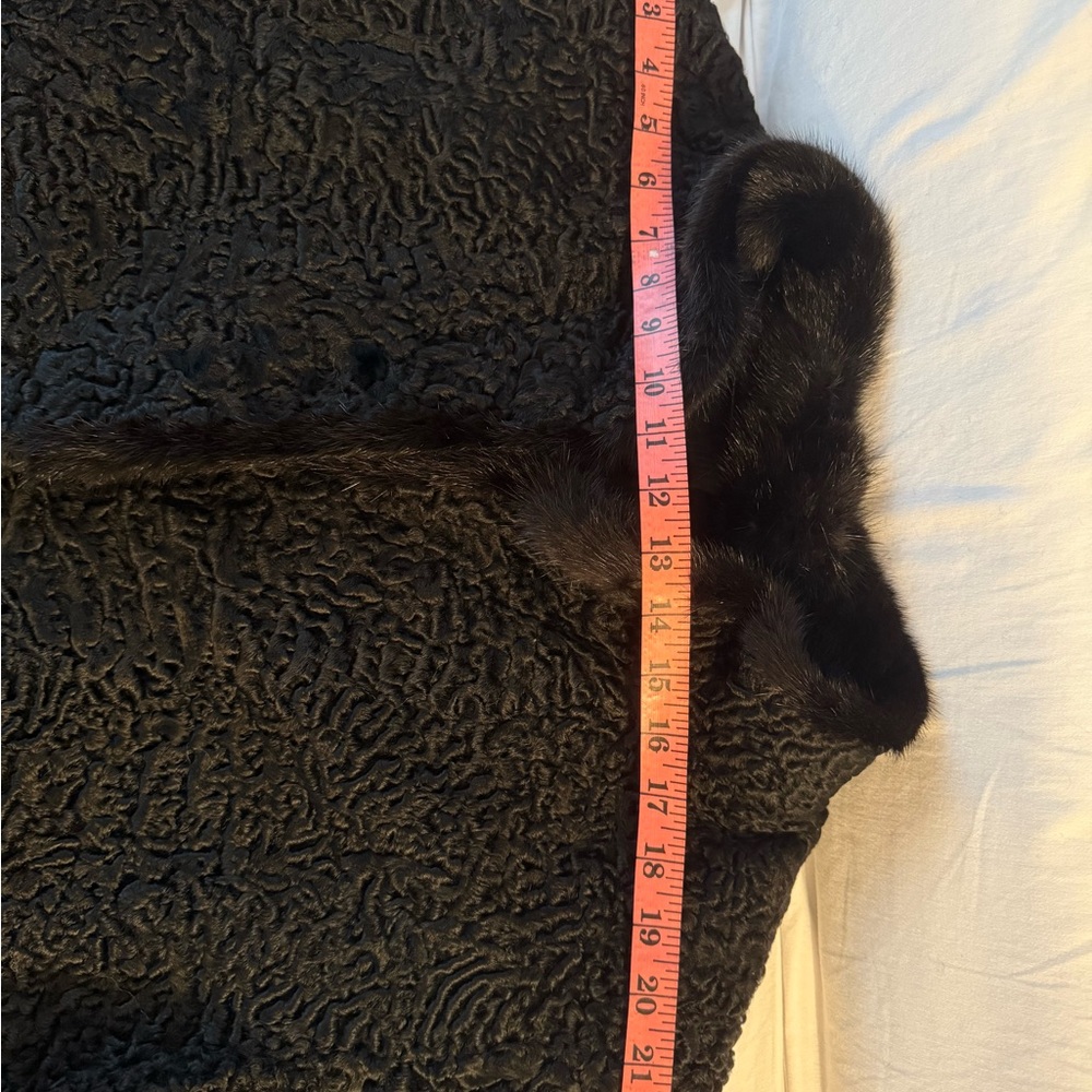 🆕 Elegant Black Genuine Fur Coat - Picture 10 of 13